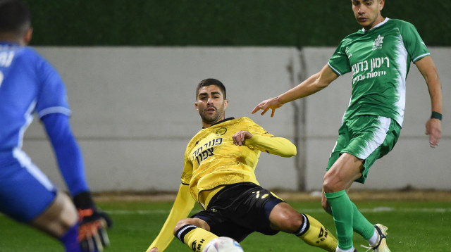 לא השפיע. נואף בזיע מול שי קונסטנטין (צילום: ברני ארדוב)