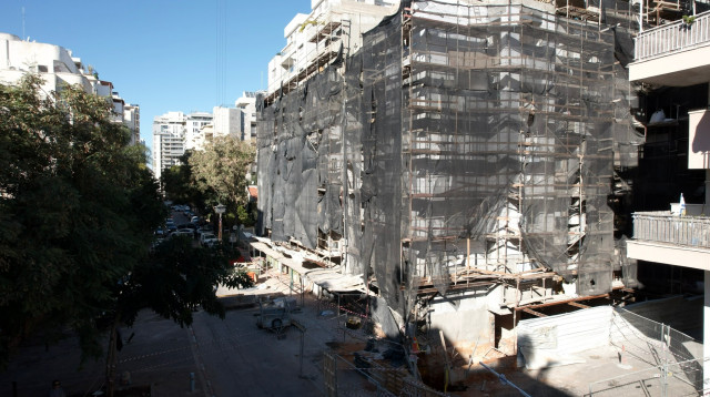 הבניין בו התרחשה הקריסה (צילום: דוברות עיריית הוד השרון)