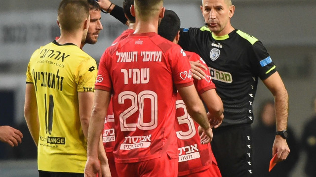 איתן שמואלביץ' מרחיק את שאפי סוליימאנוב (צילום: ברני ארדוב)