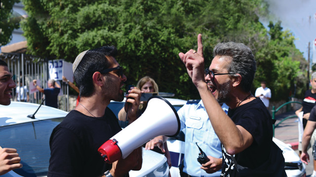 עימות בין פעילי שמאל וימין (צילום: תומר נויברג, פלאש 90)