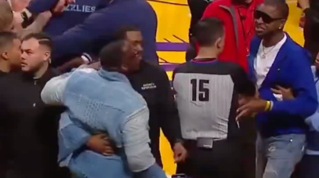 הפרשן שאנון שארפ מתעמת עם אבא של ג'ה מוראנט במשחק של הלייקרס (צילום: צילום מסך, מתוך שידורי הטלוויזיה)