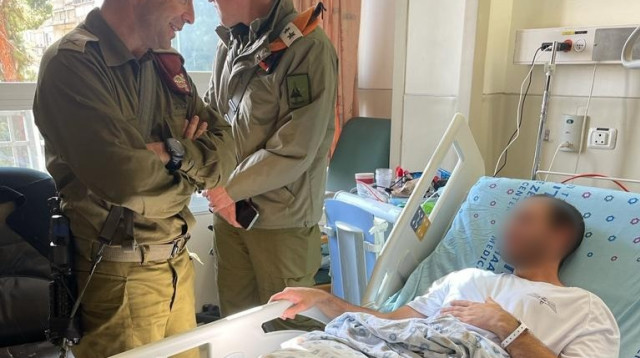 ביקור מפקד אוגדת יהודה ושומרון אצל א' בבית החולים לאחר הפיגוע (צילום: דובר צה"ל)