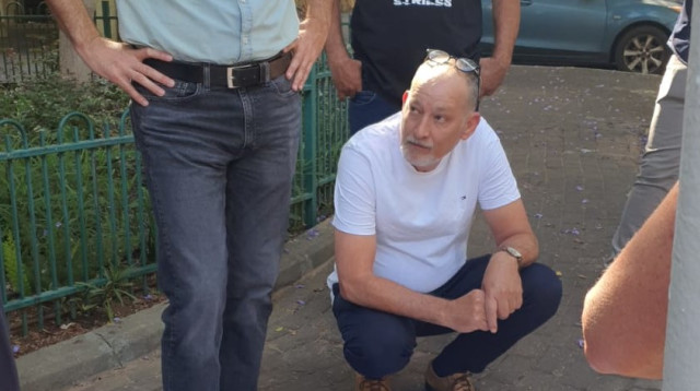 גולדשטיין וקוניק ברחוב טייבר, שבו מתבצעות גם עבודות לשימור עצי הפיקוס (צילום: דוברות עיריית גבעתיים)