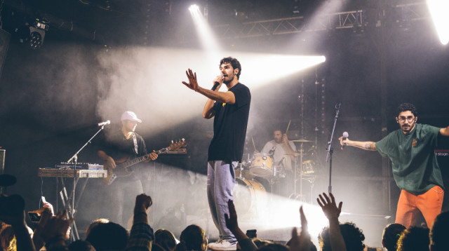 תמיר בר בהופעה (צילום: אורית פניני)