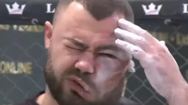 מתחרה סובל מפציעה מכוערת ב"ליגת הסטירות" של דיינה ווייט (צילום: צילום מסך, slapfight)