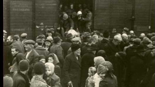 יהודים מורדים מהרכבת באושוויץ. השבוע מציין העולם את יום השואה הבינלאומי (צילום: ארכיון יד ושם)