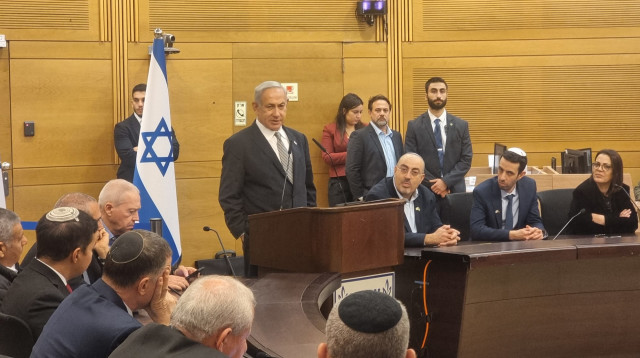 נתניהו בישיבת סיעת הליכוד (צילום: אנה ברסקי)