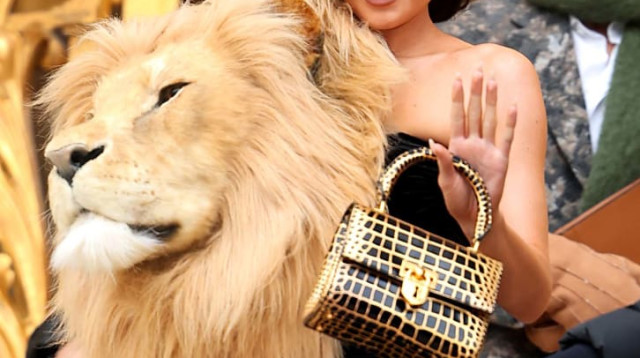 קיילי ג'נר עם העיצוב של הישראלי דניאל רוזברי (צילום: Jacopo Raule/Getty Images)