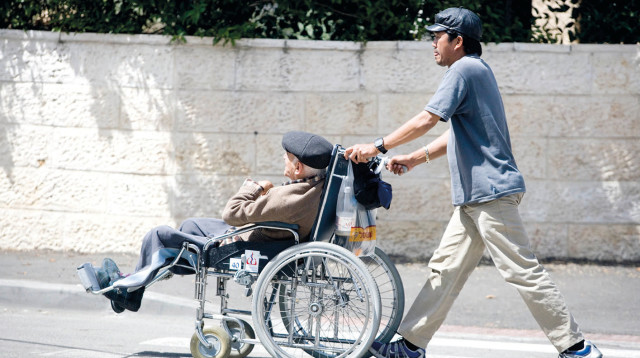 קשיש סיעודי (צילום: אביר סולטן, פלאש 90)