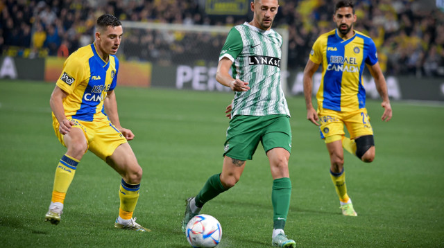 שחקן מכבי חיפה עומר אצילי מול שחקן מכבי תל אביב אוסקר גלוך (צילום: אריאל שלום)