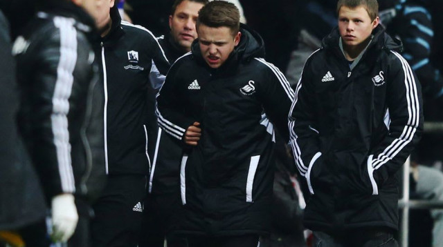 מביא כדורים שנפגע לאחר שספג בעיטה משחקן צ'לסי אדן הזאר (צילום: GettyImages)