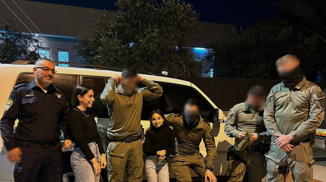 המפגש בין הלוחמים לצעירות (צילום: דוברות המשטרה)