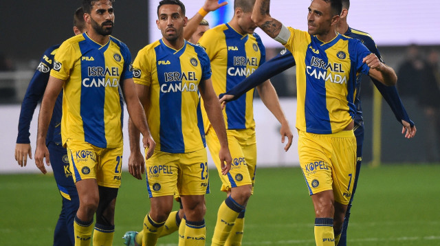 שחקן מכבי תל אביב ערן זהבי חוגג עם אייל גולסה, אופיר דוידזאדה (צילום: ברני ארדוב)