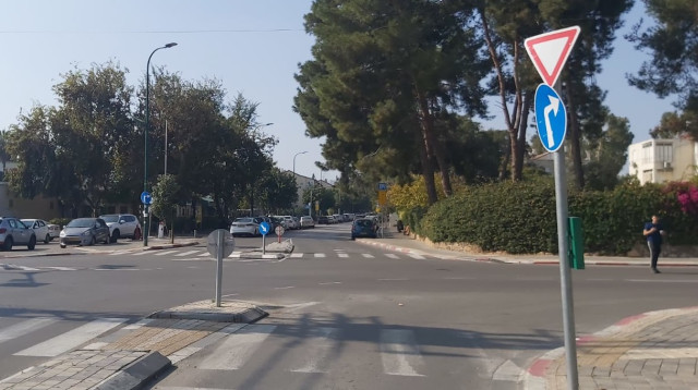 התמרור הסורר בצומת אלוף דוד-עודד-אשרמן. זוכה להתעלמות (צילום: משה כהן)