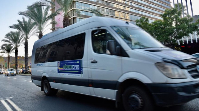 מיניבוס נעים בסופ"ש בתל אביב. חינם, היישר לאזורי הבילוי (צילום: אבשלום ששוני)