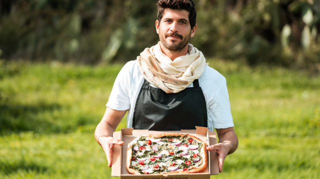 הלל גרדי ופיצה "פרא" החדשה שיצר בשת"פ עם דומינוס (צילום: אודי מוצני)