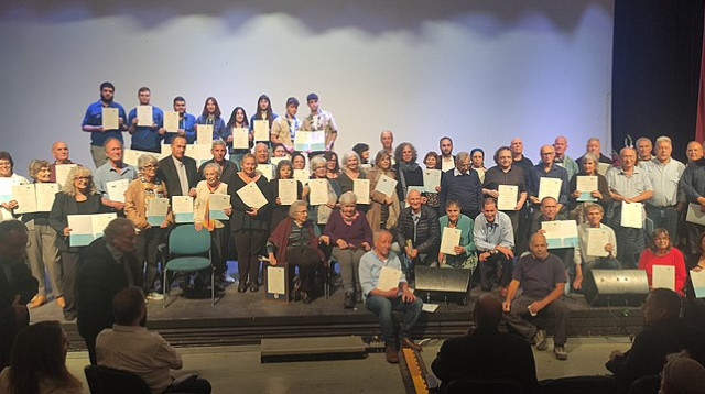 משפחות חברי מחתרת תנועות הנוער בהונגריה ואחרוני המחתרת מקבלים את אות המציל היהודי (צילום: Nizzan Cohen, CC BY-SA 4.0)