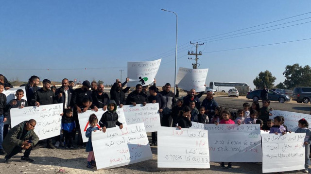 תושבי שבט אל-הוזייל מרהט מפגינים נגד עבודות כביש שנעשות בסמוך לביתם (צילום: ארנולד נטייב)