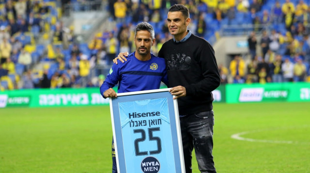 שחקן מכבי תל אביב ברק יצחקי בטקס לכבוד השוער חואן פאבלו (צילום: יוסי ציפקיס)