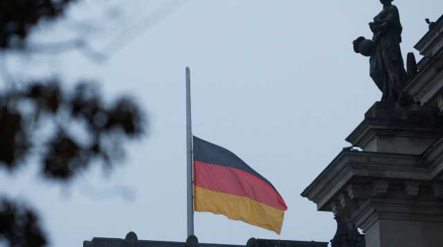 דגל גרמניה מורד לחצי התורן לרגל יום השואה הבינלאומי (צילום: רויטרס)