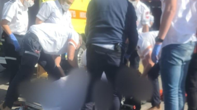 פעולות החייאה בפצוע אנוש בתאונת דרכים בבת ים (צילום: תיעוד מבצעי מד''א)