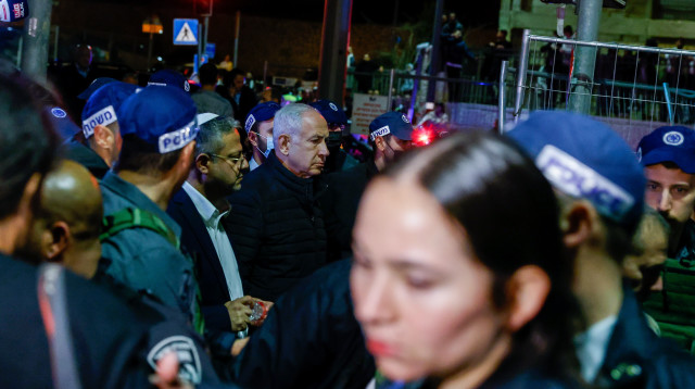 נתניהו ובן גביר בזירת הפיגוע (צילום: אוליבייה פיטוסי, פלאש 90)