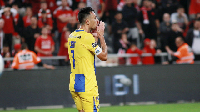 ערן זהבי שחקן מכבי תל אביב אחרי החמצה (צילום: קובי אליהו)