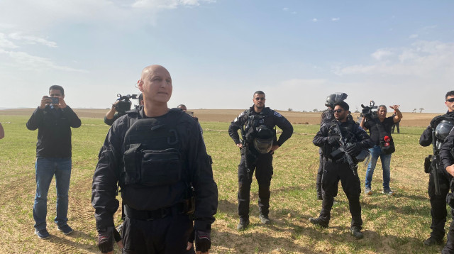 מפגינים נגד הנטיעות בנגב (צילום: ארנולד נטייב)