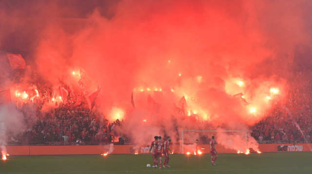 אבוקות בדרבי: הפועל תל אביב מול מכבי תל אביב (צילום: אריאל שלום)