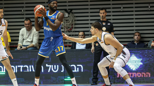 שחקן מכבי תל אביב סולימאן בריימו מול שחקן עירוני קרית אתא יותם חנוכי (צילום: לילך וייס רוזנברג)