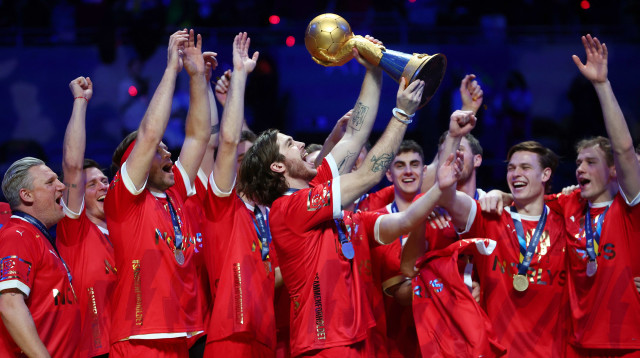 שחקני נבחרת דנמרק חוגגים זכייה, אליפות העולם בכדוריד (צילום: רויטרס)