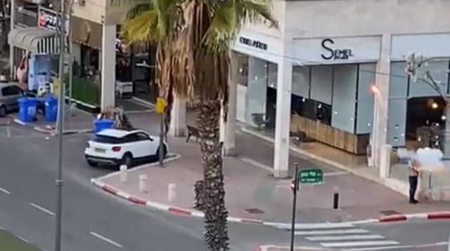 ירי זיקוקים במרכז רמת השרון (צילום: שימוש לפי סעיף 27א')