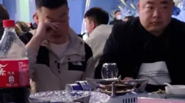 כל האקסים בשולחן אחד (צילום: מתוך פייסבוק)