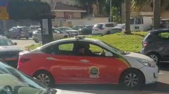 ניידת הפיקוח העירוני בשכונת יוספטל. "רבים הביעו מורת רוח מהתנהגותו של המפקח" (צילום: באדיבות הדיירים)