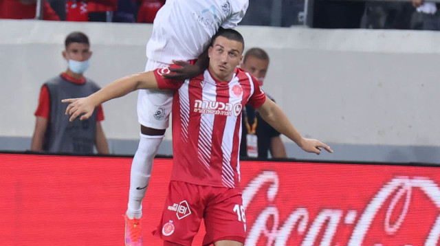 מונטארי קמאהני שחקן מ.ס. אשדוד מול אושר דוידה שחקן הפועל תל אביב (צילום: דני מרון)