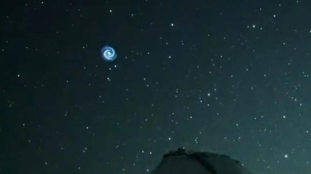 מה מקורה של הספירלה המרהיבה שהופיעה בשמי הוואי? (צילום: מתוך יוטיוב)