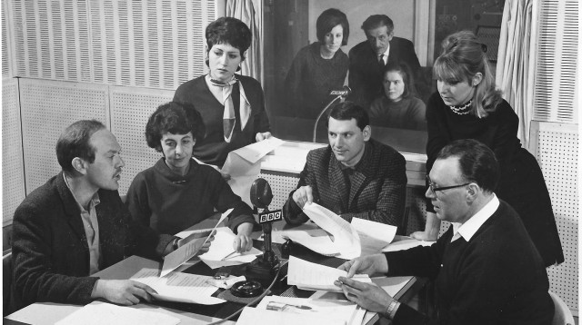 אלוני (משמאל) עם צוות המחלקה העברית ב-BBC (צילום: צילום פרטי)