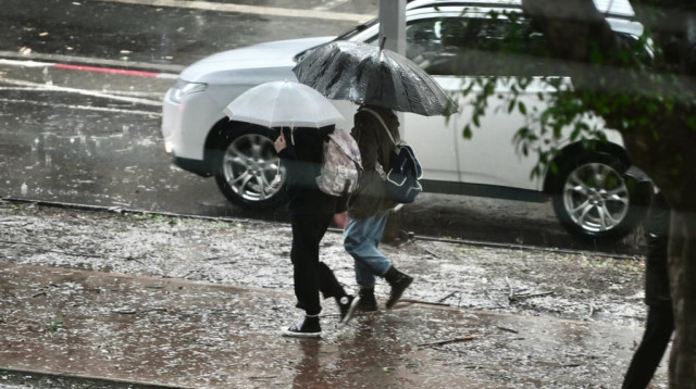 מזג אוויר גשום בתל אביב (צילום: אבשלום ששוני)