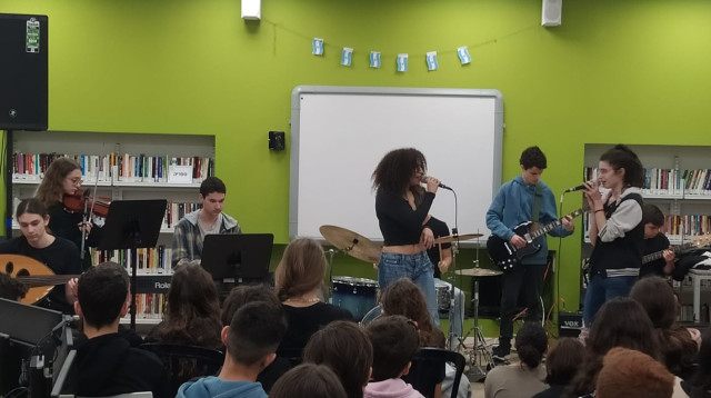 תלמידי קלעי על הבמה. הפוגה מרעננת (צילום: דוברות עיריית גבעתיים)