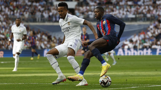 שחקן ברצלונה עוסמאן דמבלה מול שחקן ריאל מדריד אדר מיליטאו (צילום: רויטרס)