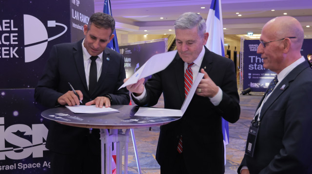 החתימה על ההסכם בין הסוכנויות (צילום: רונן חורש, לע"מ)