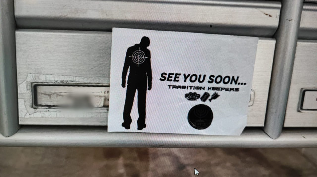 הסטיקר שהודבק על תיבת הדואר (צילום: דוברות המשטרה)