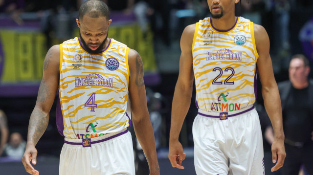 הפועל חולון התקרבה להדחה. דלורייה עם ג'ונסון (צילום: דני מרון)