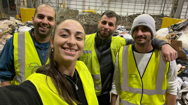 עובדי התברואה עם לינוי ועומר (צילום: מתוך פייסבוק)