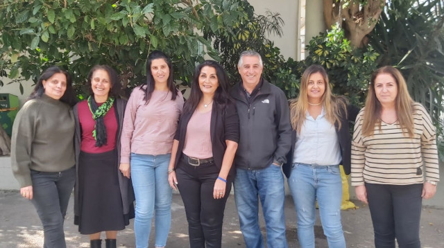 בן דוד ועובדות מחלקת גנים ונוף. "הכוח הנשי שמאחורי חזות העיר" (צילום: משה כהן)