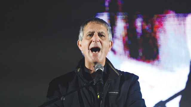 אבי חימי נואם בהפגנה בתל אביב נגד הרפורמה המשפטית בחודש שעבר. צילום גילי יערי, פלאש 90 (צילום: גילי יערי, פלאש 90)