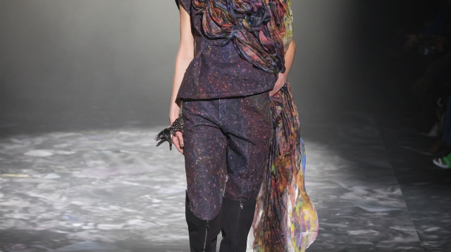 היישר מהמסלול בפריז: לוק מתצוגת האופנה של יומיאה נקאזטו שנוצר בטכנולוגיית הסיבים היבשים של EPSON (צילום: באדיבות Epson)