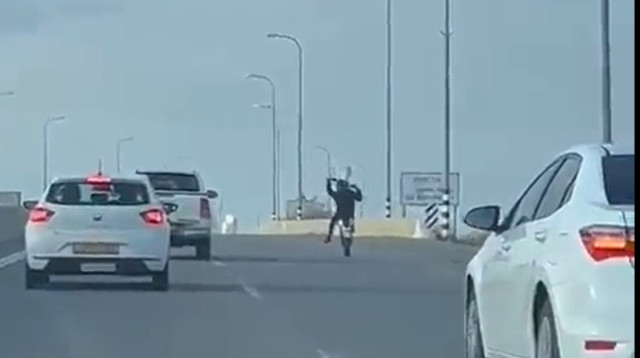 רוכב אופנוע נוסע בצורה מסוכנת בדרום הארץ (צילום: צילום מסך טוויטר)