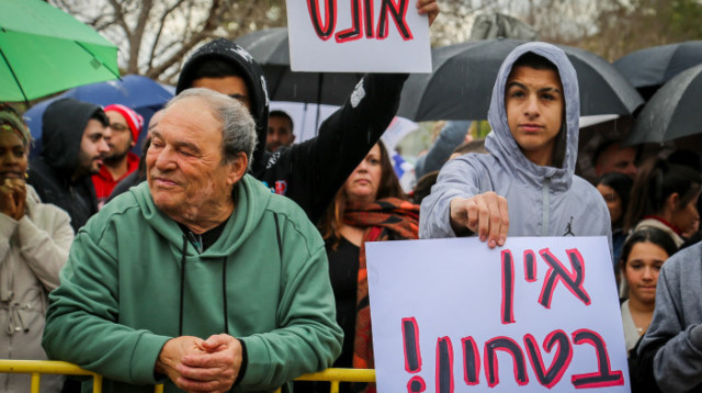 הפגנה בעקבות האונס בגדרה (צילום: פלאש 90)