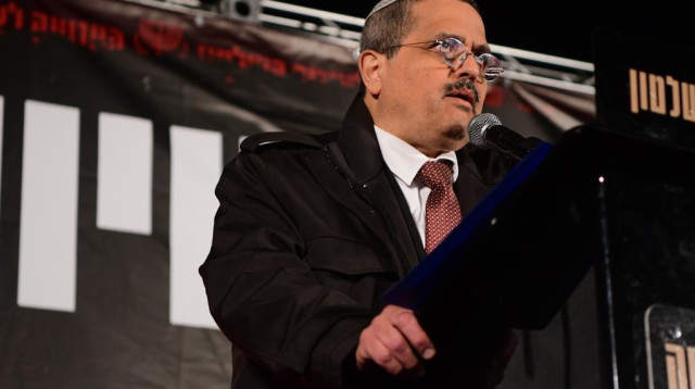 רוני אלשיך בהפגנת המחאה נגד הרפורמה המשפטית בתל אביב (צילום: אבשלום ששוני)